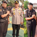 MENGHADIRI UNDANGAN APEL BESAR PAM SWAKARSA