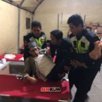 Membantu Dinkes Mengevakuasi Penumpang yang sakit