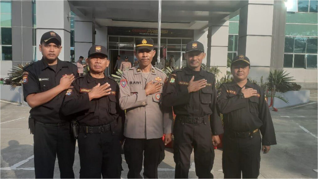 MENGIKUTI APEL BESAR SATKAMLING