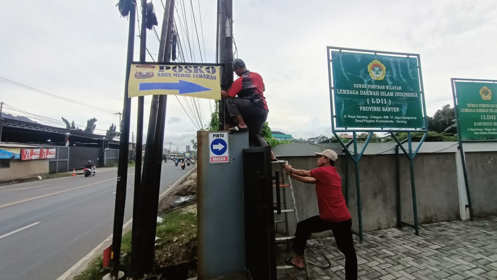 Pemasangan tanda Senkom 