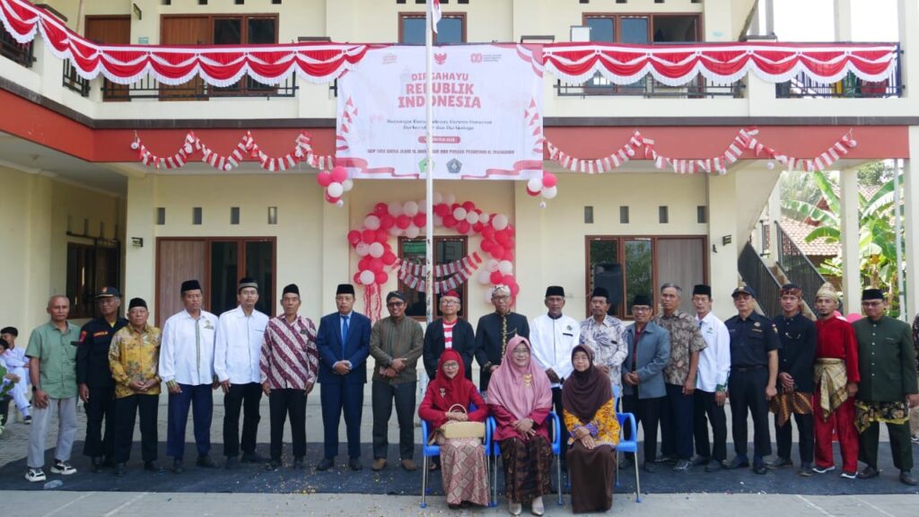 Senkom Mitra Polri Mengikuti Upacara Bendera SMP dan SMA Baitul Ulum Al Musawwa