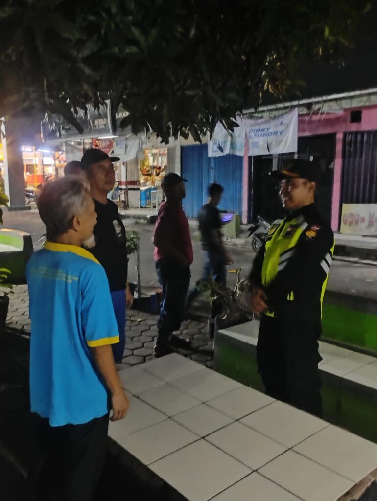 Senkom Mitra Polri Patroli Keliling Kampung Bersama Babinkamtibmas di Kramatwatu, Jaga Keamanan dan Pererat Hubungan Masyarakat