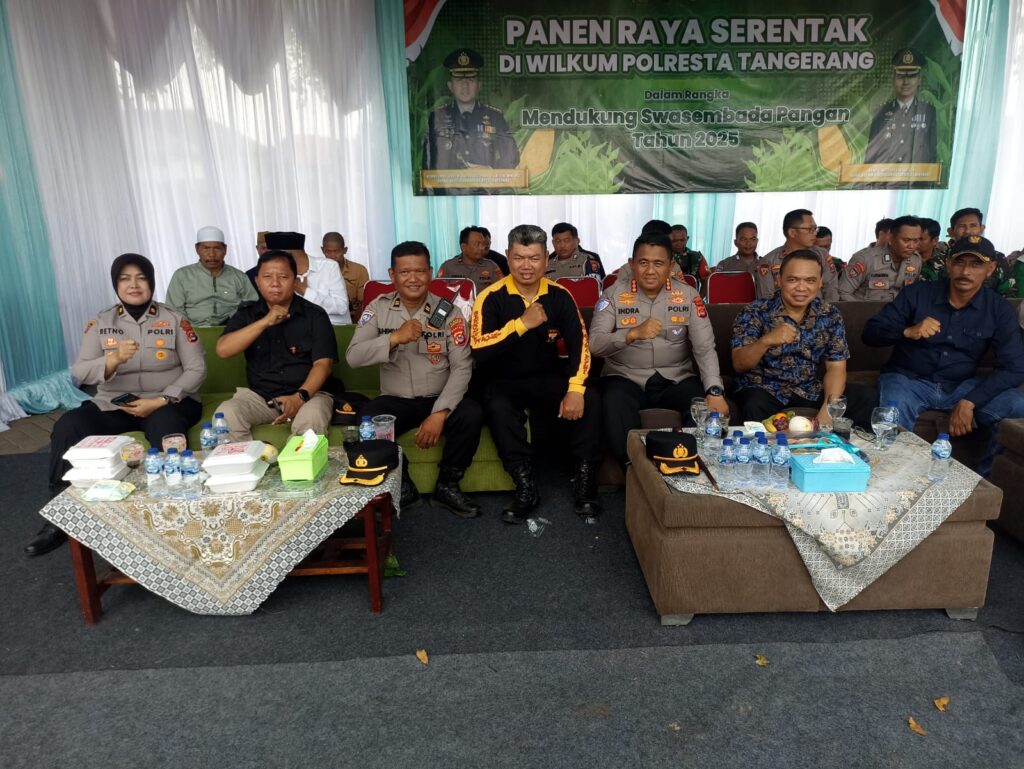 Panen Raya Jagung Serentak Kuartal lll: Senkom Mitra Polri Tangerang dan Kapolres  Melihat Hasil Pertanian di Ladang Jagung