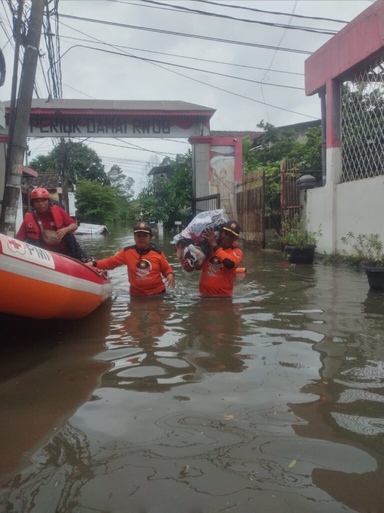 Senkom Rescue Banten Bantu Warga Kota Tangerang Yang Terdampak Banjir