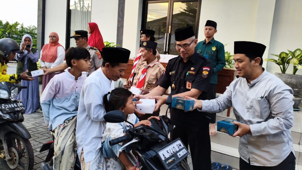 SENKOM Mitra Polri, LDII Dan Sakoda SPN Provinsi Banten Bagikan Paket Takjil kepada Pengguna Jalan