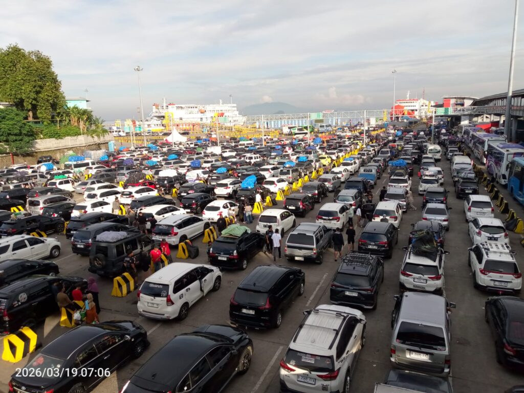 Pantauan Senkom Mitra Polri Puncak Mudik, Antrean Kendaraan di Pelabuhan Merak Meluber ke Jalur Arteri