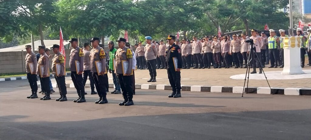 Wakapolres Tangerang Kota Berikan Penghargaan Kepada Senkom Mitra Polri Dan Kanitbinmas Berprestasi
